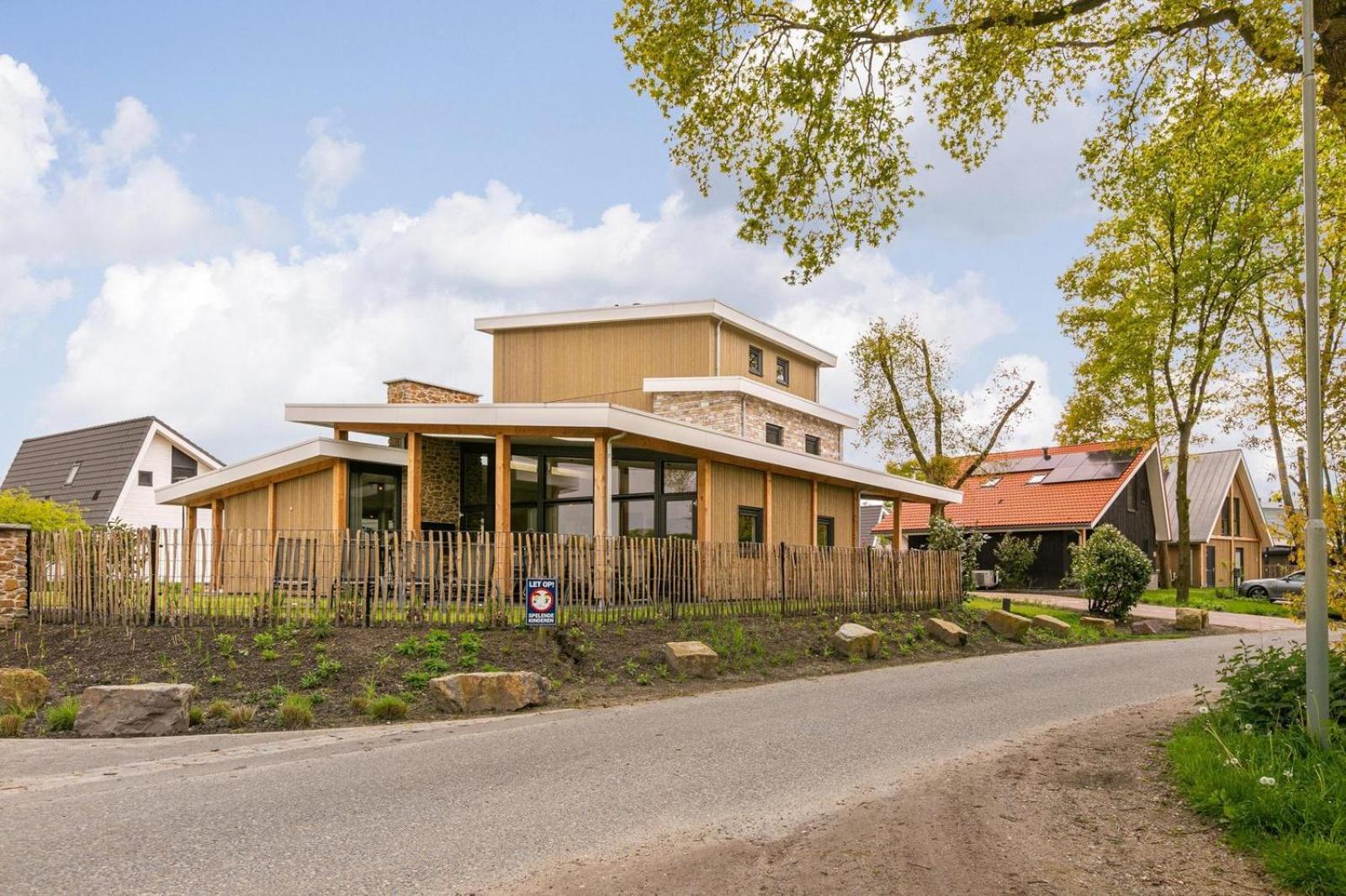 Vakantie & Resort Leukermeer Well  エクステリア 写真